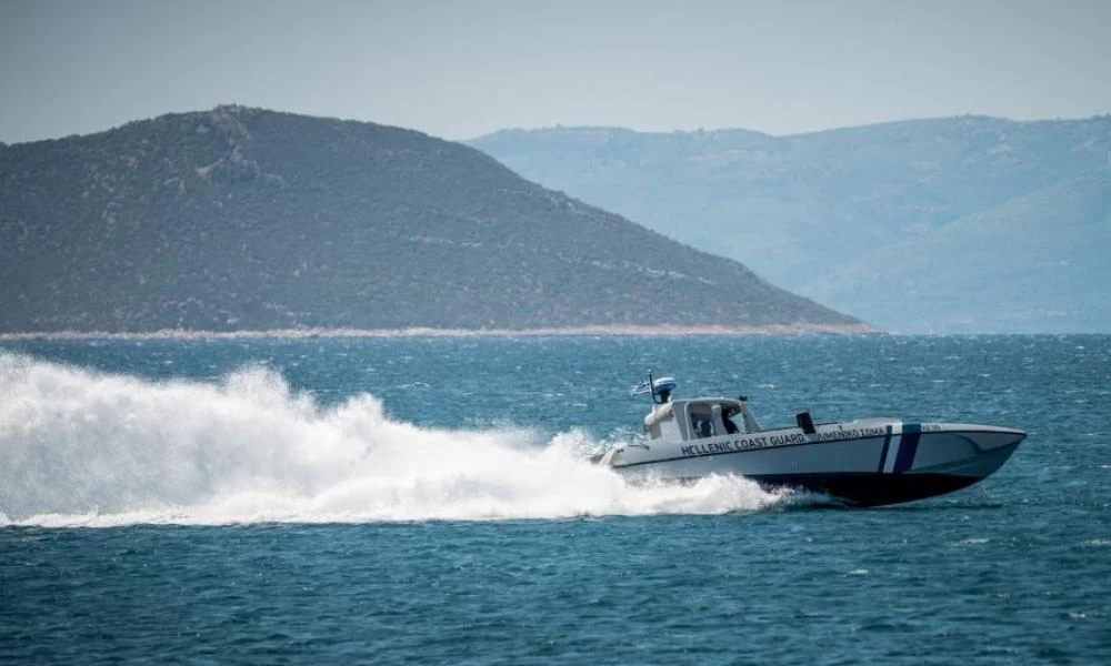 Κρήτη: Προσάραξε πλοίο με 10μελές πλήρωμα στον κόλπο Κισσάμου - Ο πλοίαρχος ζήτησε να εγκαταλειφθεί
